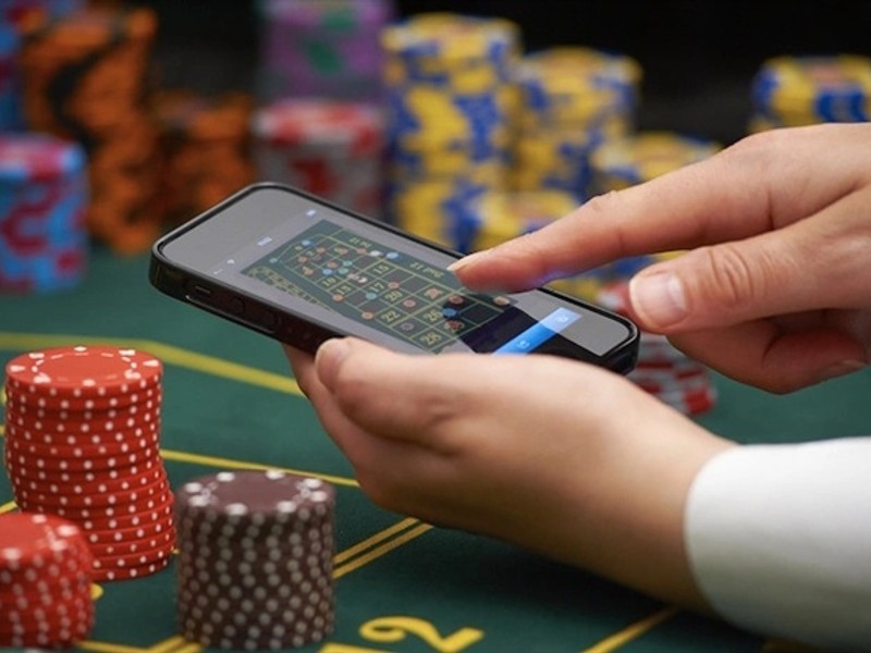 Hình ảnh minh họa quản lý tài chính và tính toán rủi ro trong cá cược 77win red