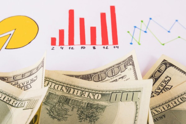 Hình ảnh minh họa người chơi đang phân tích chiến lược cá cược trên một bàn chơi 77win red