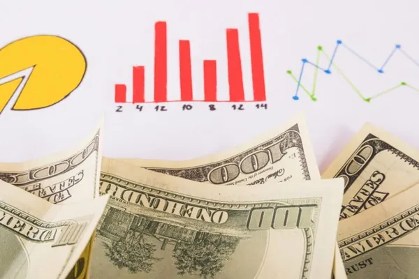 Hình ảnh minh họa người chơi đang phân tích chiến lược cá cược trên một bàn chơi 77win red